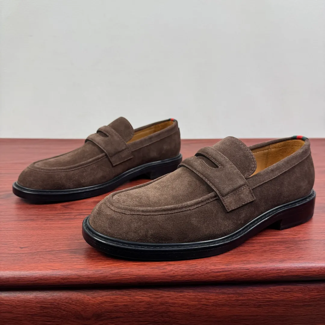 Batch 980 Gucci/Gucci new men's solid color leather loafers! These elegant loafers are crafted from soft suede calfskin and are available in two styles. The upper is decorated with genuine leather buckles, adding low-key and unique logo pattern elements. Simple style design. Classic European and American last style. Standard style. Red and green webbing decoration on the heel embellishes brand style details. Select high-quality leather, look at the details for textured workmanship, dyed calfskin lining, uniform and delicate pores, soft and comfortable. Thickened leather outsole, composite rubber bottom sheet at the heel, excellent foot comfort, wear-resistant and non-slip, the first choice for light luxury, versatile for footwear, and comes with a full set of packaging! Size: 39-40-41-42-43-44 leather shoe size (38.45.46 can be customized) Item number: 812168 Suede coffee color